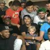 Neymar recebe os amigos e o filho, Davi, durante videoconferência no 'Domingão do Faustão'
