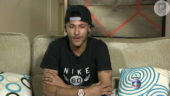 Neymar também exibiu a paquena cruz que tatuou na mão direita