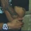 Neymar apareceu no telão com as novas tatuagens, uma pequena cruz na mão direita e duas mãos rezando com a palavra 'fé' no antebraço esquerdo