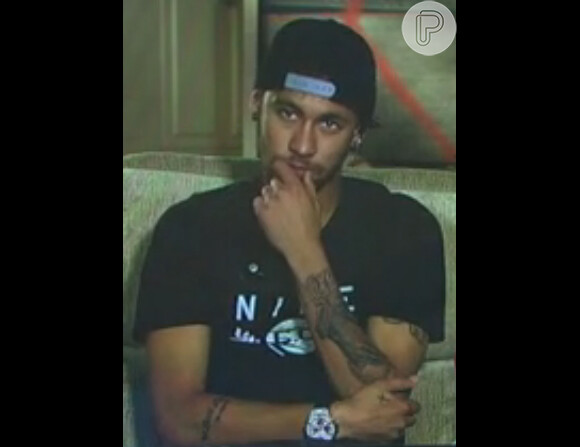 Neymar apareceu no telão com as novas tatuagens, uma pequena cruz na mão direita e duas mãos rezando com a palavra 'fé' no antebraço esquerdo