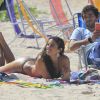 Davi (Humberto Carrão) acompanhada a funkeira Luene (Ana Terra Blanco) na praia e vê Megan (Isabelle Drummond) se afogando