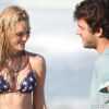 Davi (Humberto Carrão) também esta na praia e corre para salvar Megan (Isabelle Drummond) e o clima esquenta