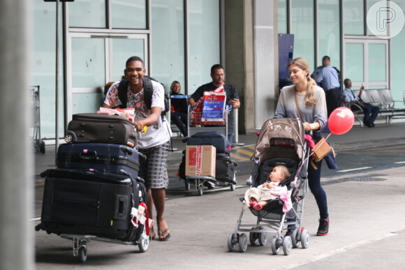 Grazi Massafera desembarca cheia de malas em aeroporto do Rio