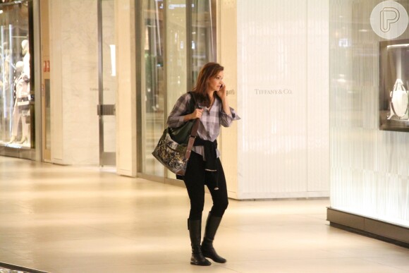 De folga de 'Em Família', Julia Lemmertz passeia em shopping do Rio e não larga celular 26 de maio de 2014