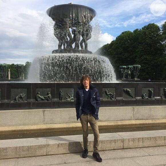 Mick Jagger posa em praça da Noruega e publica foto no Instagram