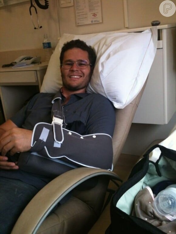 Pedro Leonardo usou o Twitter, na quinta-feira, 31 de janeiro de 2013, para contar aos fãs que passava bem após uma cirurgia no manguito (grupo de músculos do ombro)
