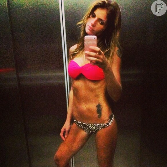 Carolina Magalhães postou uma foto de biquíni, dentro de um elevador, para contar que ia pegar um solzinho no dia do seu aniversário de 34 anos, no dia 7 de fevereiro de 2013. A neta de ACM acabou criticada pela magreza. E rebateu: 'Eu como de tudo'