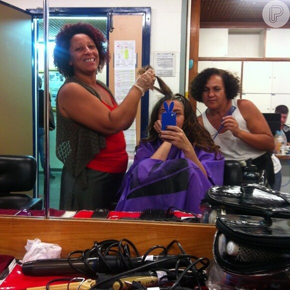 Giovanna Antonelli posta foto das duas cabeleireiras que cuidam do seu cabelo para a personagem Helô de 'Salve Jorge'