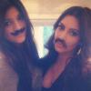 Kim Kardashian e a irmã Khloé posaram com bigodinhos fofos, sem perder o estilo