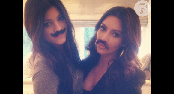 Kim Kardashian e a irmã Khloé posaram com bigodinhos fofos, sem perder o estilo