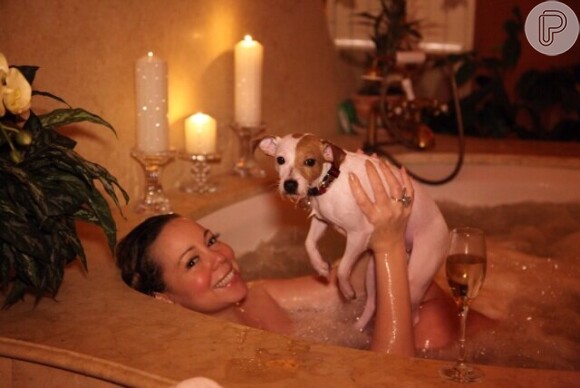 Mariah Carey tomou banho de banheira com seu cachorrinho e publicou a foto no Twitter
