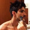 Gusttavo Lima posta foto dele fazendo a barba, sem camisa e no banheiro de sua casa