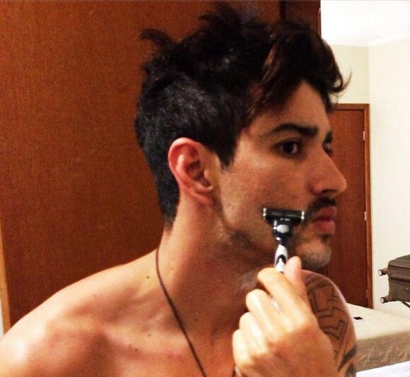 Gusttavo Lima posta foto dele fazendo a barba, sem camisa e no banheiro de sua casa