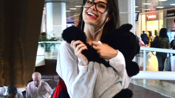 Maria Casadevall embarca com urso de pelúcia em aeroporto do Rio