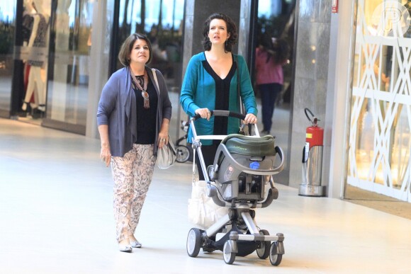 Larissa Maciel levou a filha, Milena, de apenas 3 meses, para passear em um shopping na Barra da Tijuca, Zona Oeste do Rio de Janeiro, nesta quarta-feira, 28 de maio de 2014