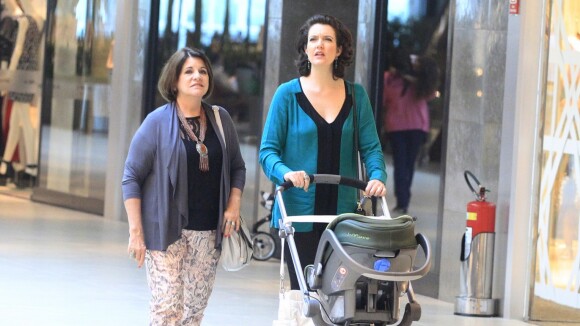 Larissa Maciel faz compras em shopping no Rio com a filha, de 3 meses