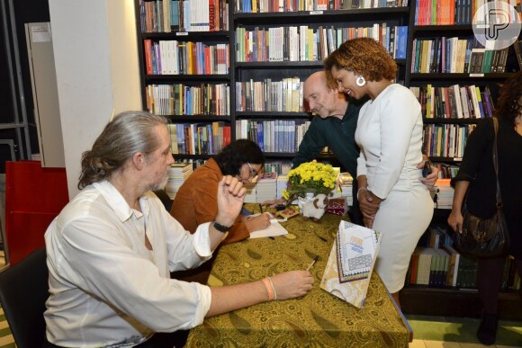 Ex-Globeleza Valéria Valensa e Hans Donner recebem autógrafos de Sérgio Seixas e Lygia Franklin de Oliveira, no Rio de Janeiro