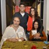 Eduardo Moscovis e Cynthia Howlett posam com os autores Sérgio Seixas e Lygia Franklin de Oliveira, no Rio de Janeiro