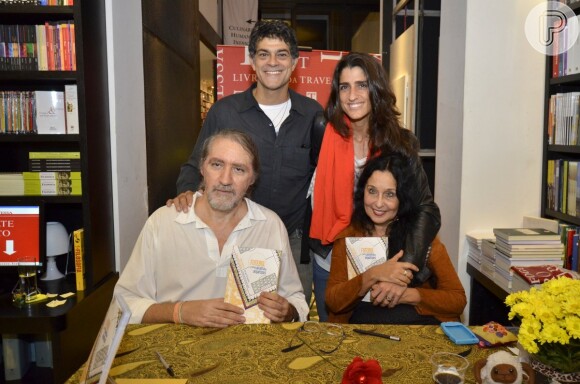 Eduardo Moscovis e Cynthia Howlett posam com os autores Sérgio Seixas e Lygia Franklin de Oliveira, no Rio de Janeiro