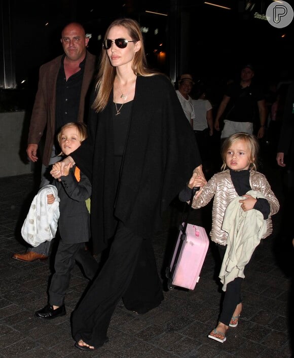 Jolie costuma carregar os filhos em suas viagens pelo mundo 