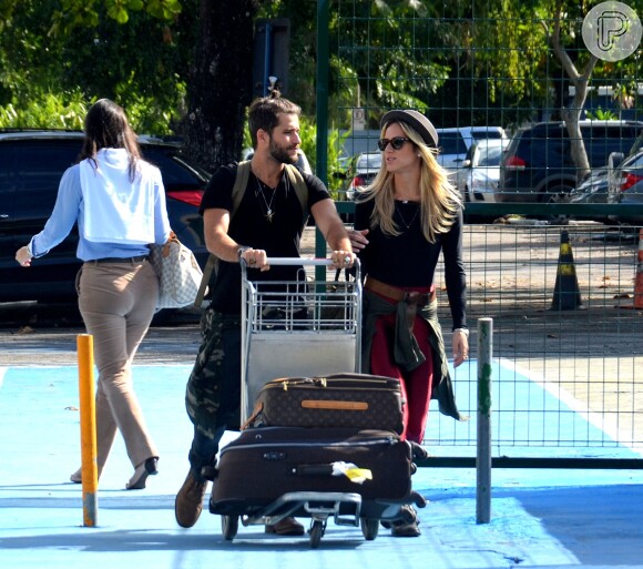 Bruno Gagliasso e Giovanna Ewbank são fotografados no aeroporto Santos Dumont, no Rio