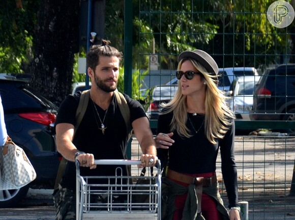 Bruno Gagliasso e Giovanna Ewbank embarcam juntos no aeroporto Santos Dumont, no Rio de Janeiro, em 29 de maio de 2014