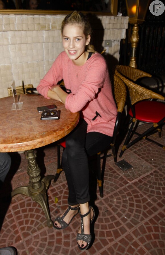 Sophia Abrahão janta acompanhada em restaurante de São Paulo, em 31 de janeiro de 2013, mas pede para ser fotografada sozinha. Do outro lado da mesa, um estava um rapaz