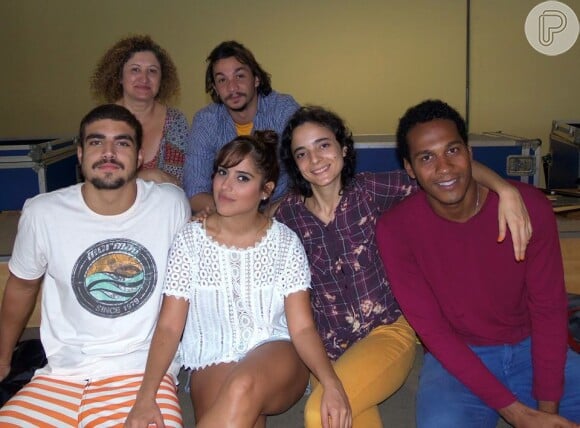 Caio Castro e Camilla Camargo posam com a equipe do filme 'Travessia'