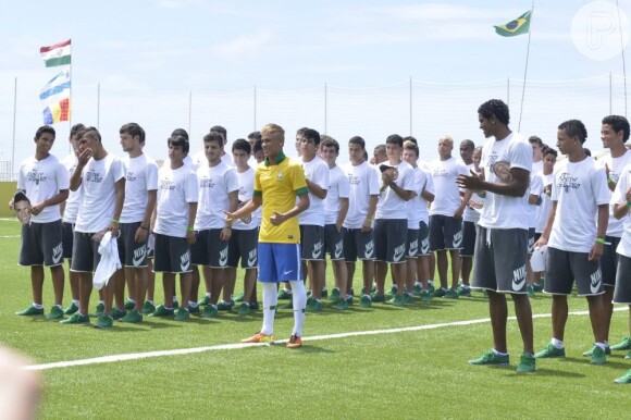 Neymar é o destaque da festa e atrai a atenção dos fotógrafos