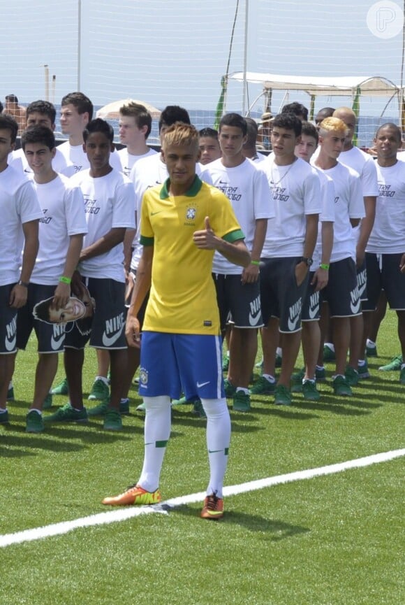 Neymar participa da festa de lançamento do novo uniforme da seleção brasileira, em 31 de janeiro de 2013