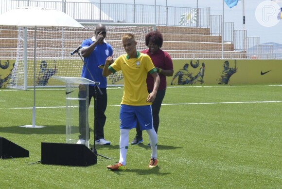 Neymar usa novo uniforme da seleção brasileira