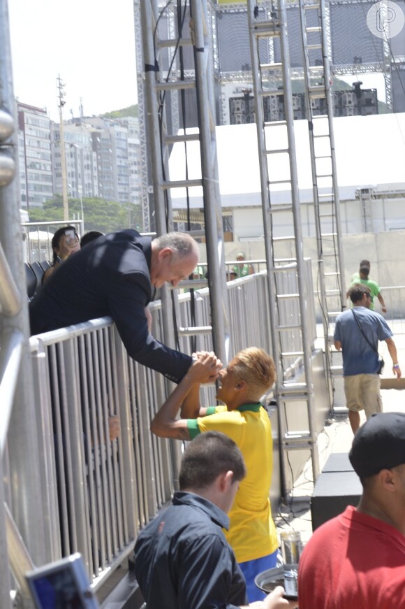Neymar aperta a mão de Luiz Felipe Scolari