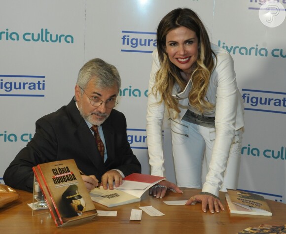 Luciana Gimenez vai a lançamento de livro em São Paulo