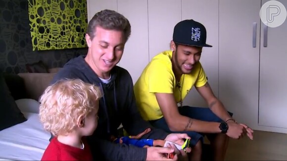 Luciano Huck conversa com Neymar e Dani Lucca