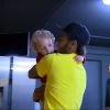 Neymar segura o filho, Davi Lucca, no colo