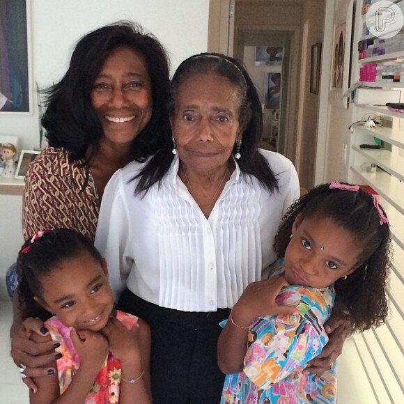 Em julho, a jornalista viaja de férias para França com as filhas Laura e Maria