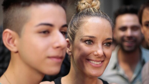 Ticiane Pinheiro posa quase sem maquiagem nos bastidores de desfile em SP