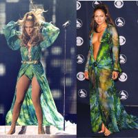 Jennifer Lopez usa o mesmo look Versace de 14 anos atrás em show