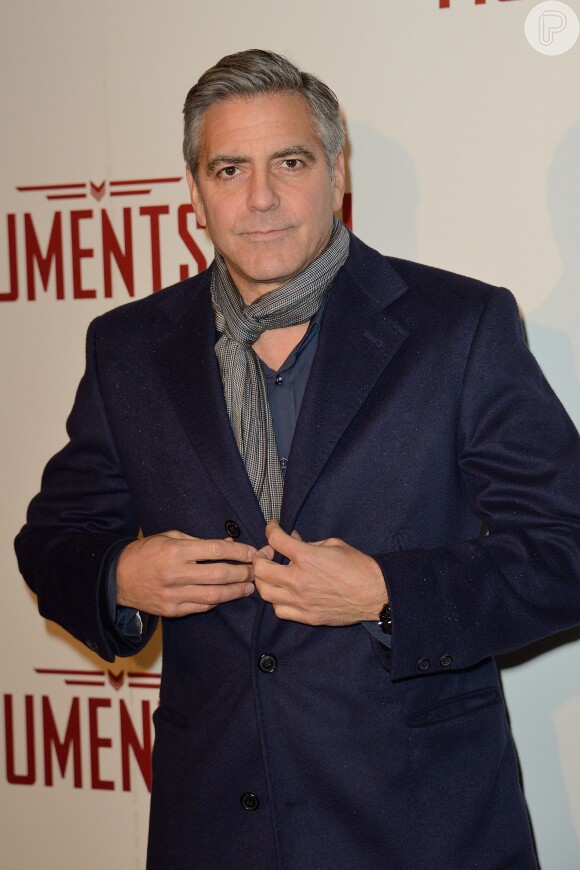George Clooney pediu a mão da namorada em casamento de joelhos