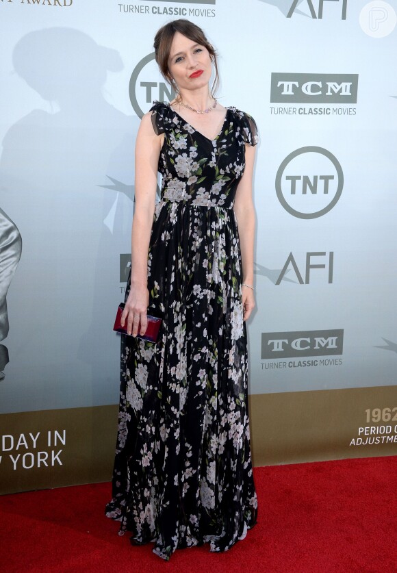 Emily Mortimer participa do AFI Life Achievement Award, em Los Angeles