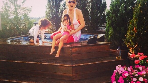 Mariah Carey entra de roupa na piscina com filhos: 'Primeiro momento no verão'