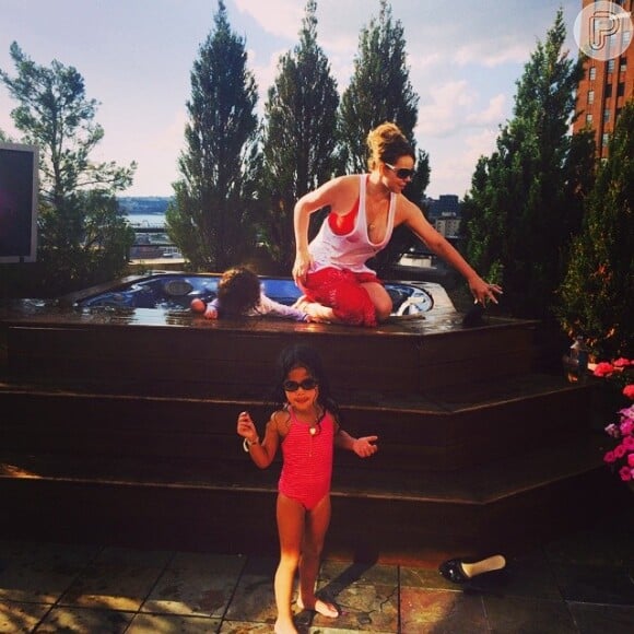 Mariah Carey aproveitou a tarde de sol com os filhos em Manhattan