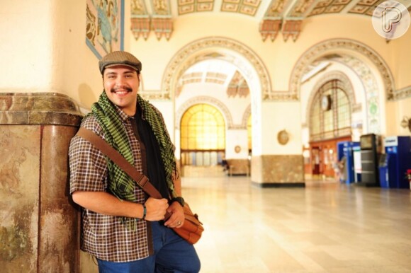 Demir (Tiago Abravanel) conhece Morena (Nanda Costa) na boate quando ela desmaia em seus braços, em 'Salve Jorge', em 6 de fevereiro de 2013