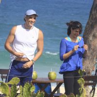 Reynaldo Gianecchini e Helena Ranaldi gravam 'Em Família' em praia do Rio
