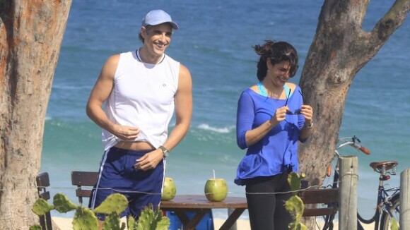 Reynaldo Gianecchini e Helena Ranaldi gravam 'Em Família' em praia do Rio