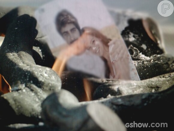 A leiloeira pede ajuda à Rosa para queimar as fotos de seu relacionamento com Laerte