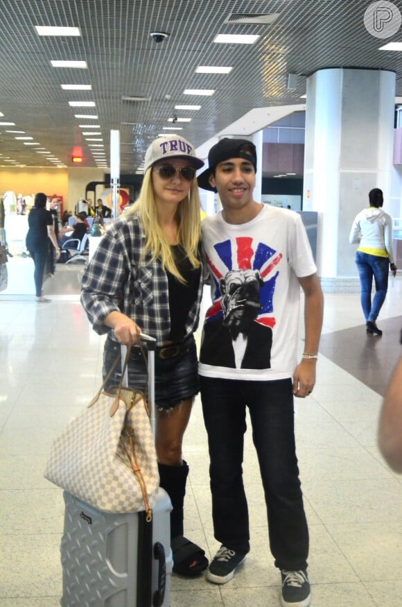 Antonia Fontenelle tira foto com fã em aeroporto do Rio