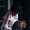 Mulher coloca mão no ombro de Fiuk durante conversa no restaurante Paris 6, na Barra da Tijuca, Zona Oeste do Rio
