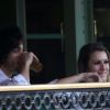 Fiuk conversa com mulher no restaurante Paris 6, na Barra da Tijuca, Zona Oeste do Rio