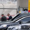 Carros e seguranças esperavam Jennifer Lopez no desembarque do aeroporto de São Paulo